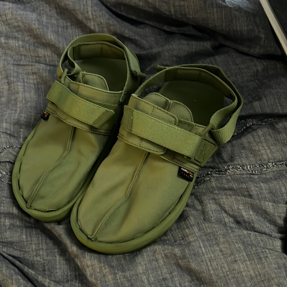 Men’s size 8 sandals . very cute and comfortable .